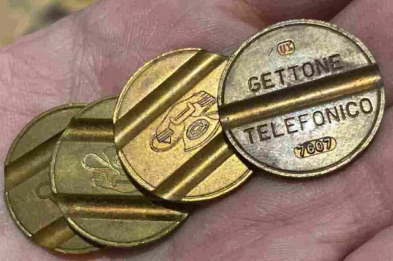 Gettoni telefonici anni ’60 e ’70: uno in particolare oggi vale quanto un motorino